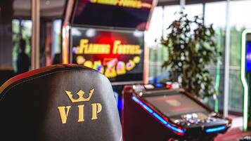 En VIP-spille-stol med et neon-skilt i baggrunden.