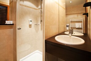 Douche, articles de toilette gratuits, sèche-cheveux