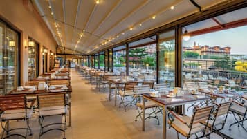5 restaurants, breakfast, lunch, dinner served; international cuisine