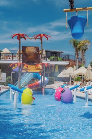 Una piscina cubierta, 3 piscinas al aire libre