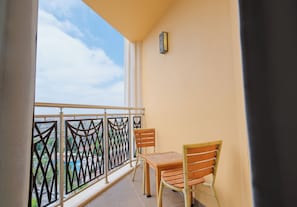 Habitación estándar | Minibar, caja de seguridad en la habitación y escritorio