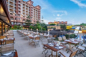 5 restaurants, breakfast, lunch, dinner served; international cuisine