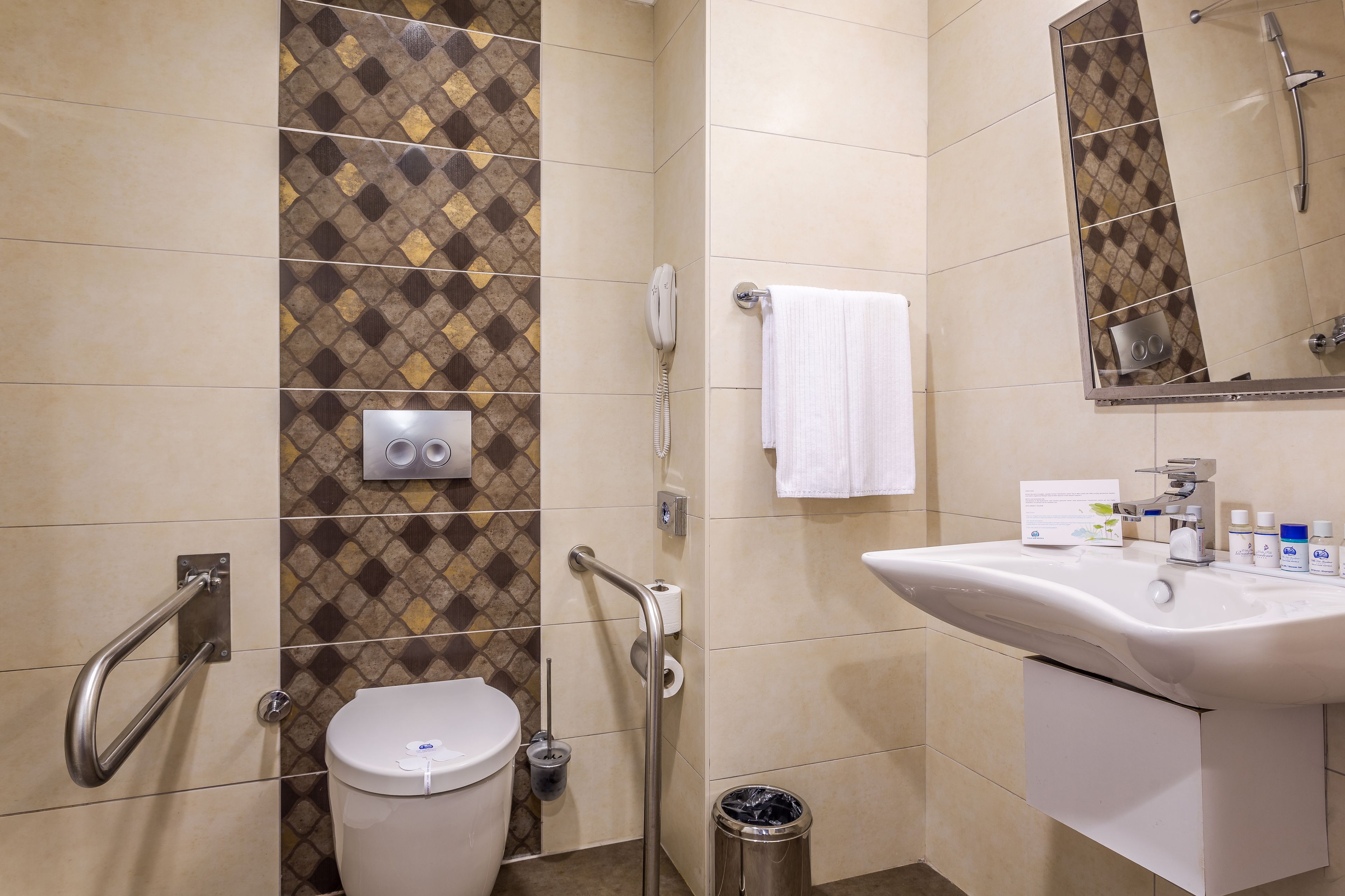 standard room | minibar, in-room safe, desk, blackout curtains