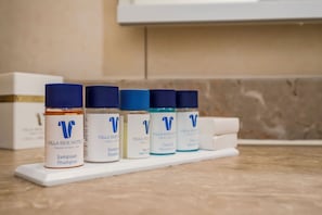 Regadera, amenidades de baño gratuitas, secadora de cabello, pantuflas