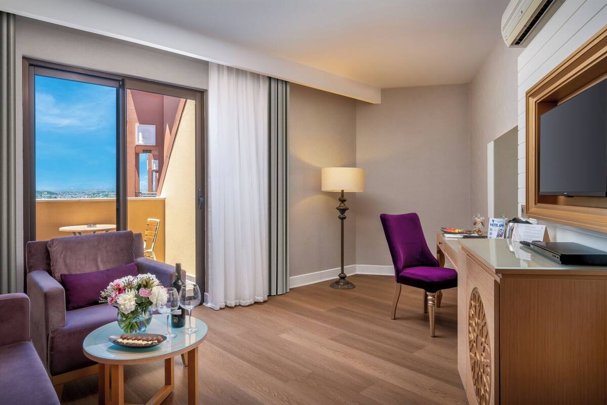 duplex | minibar, in-room safe, desk, blackout curtains