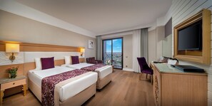 Habitación estándar | Minibar, caja fuerte, escritorio y cortinas opacas
