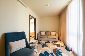 Μίνι μπαρ, χρηματοκιβώτιο στο δωμάτιο, γραφείο, κουρτίνες συσκότισης 