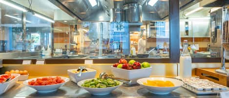 Petit déjeuner buffet (14 EUR par personne)