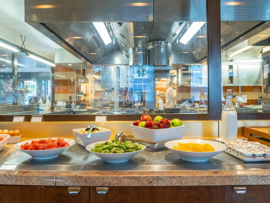 Bữa sáng buffet hàng ngày (14 EUR/mỗi người)