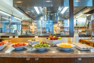 Sarapan prasmanan setiap hari (EUR 14 per orang)