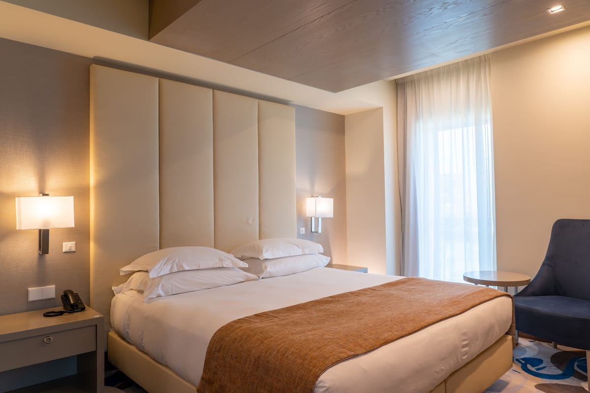 Minibar, safe på rommet, skrivebord og blendingsgardiner