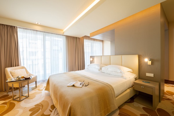 Minibar, coffres-forts dans les chambres, bureau, rideaux occultants