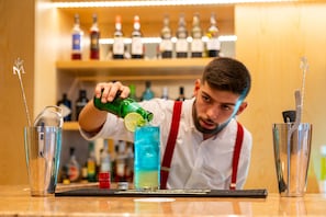 2 bares, 1 salón en el vestíbulo y 1 bar en la azotea