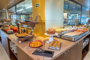 Dagelijks ontbijtbuffet (EUR 14 per persoon)