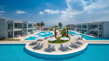 Indoor pool, 4 outdoor pools, pool umbrellas, pool loungers