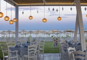 3 restaurantes; se sirve almuerzo y cena; cocina internacional