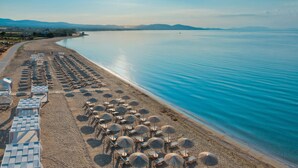 On the beach, sun loungers, beach umbrellas, beach volleyball - Blue Lagoon Princess (Polygyros)