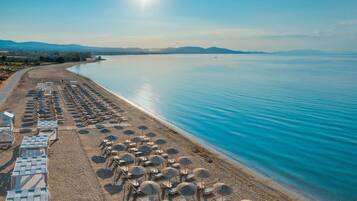 Rannalla, aurinkotuoleja, aurinkovarjoja, laitesukellusmahdollisuus