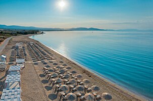 Στην παραλία, ξαπλώστρες (σεζλόνγκ), ομπρέλες θαλάσσης