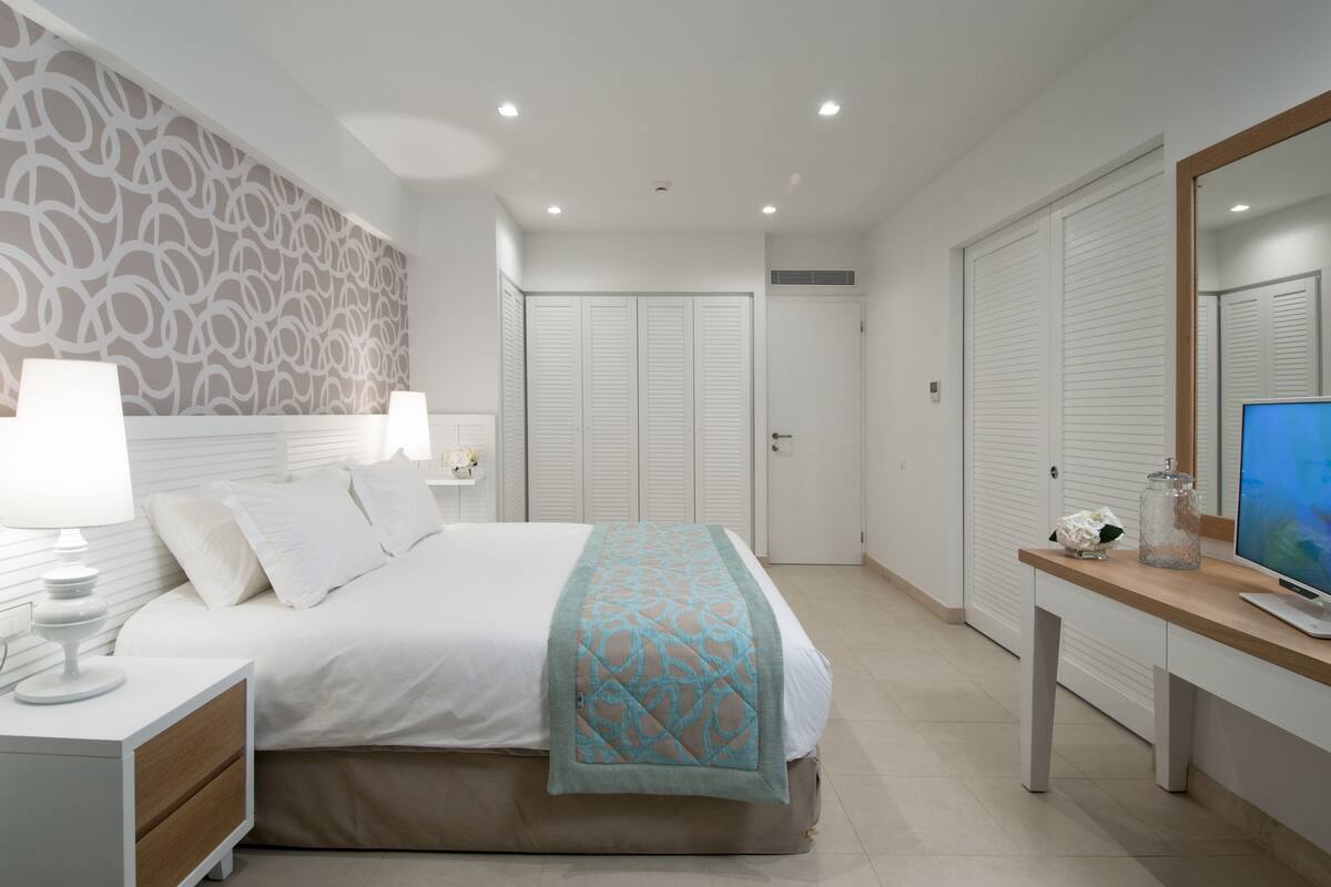 Suite | In-room safe, desk, cribs (free), WiFi (free)