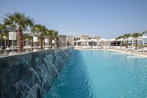 Una piscina techada, 4 piscinas al aire libre, sombrillas