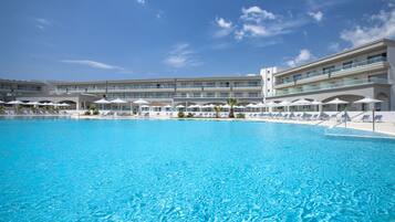 Indoor pool, 4 outdoor pools, pool umbrellas, pool loungers