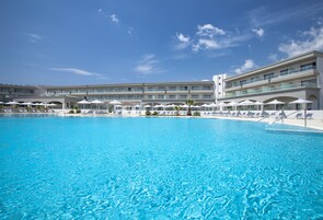 Indoor pool, 4 outdoor pools, pool umbrellas, sun loungers