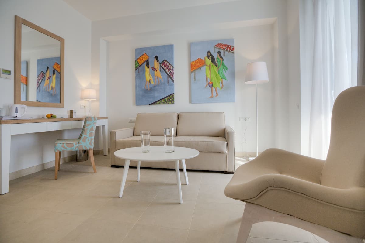Junior Suite | In-room safe, desk, cribs (free), WiFi (free)