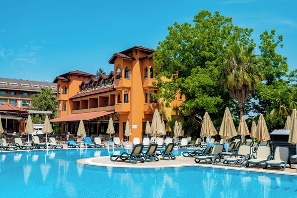 Innendørsbasseng, 2 utendørsbassenger og bassengtelt (inkludert)