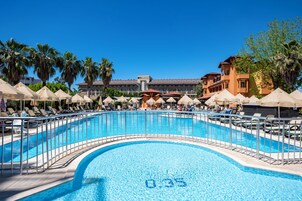 Una piscina techada, 2 piscinas al aire libre, camas de piscina gratis