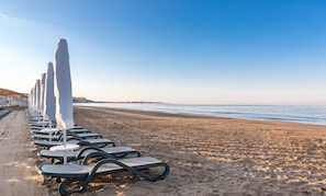 Privat strand, solsenger, parasoller og strandhåndklær