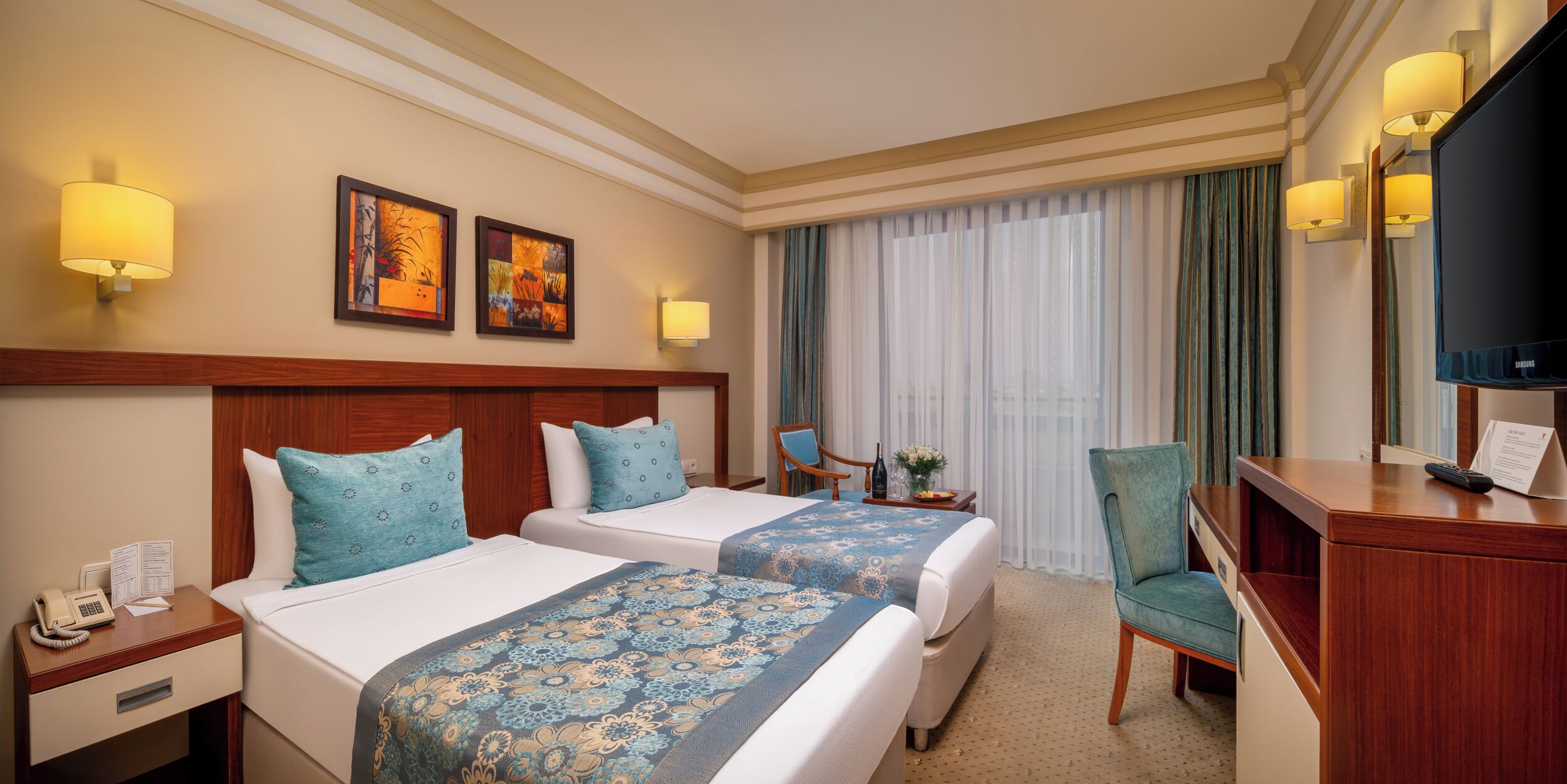 Economy-Zimmer | Hochwertige Bettwaren, kostenlose Minibar, Zimmersafe, Schreibtisch