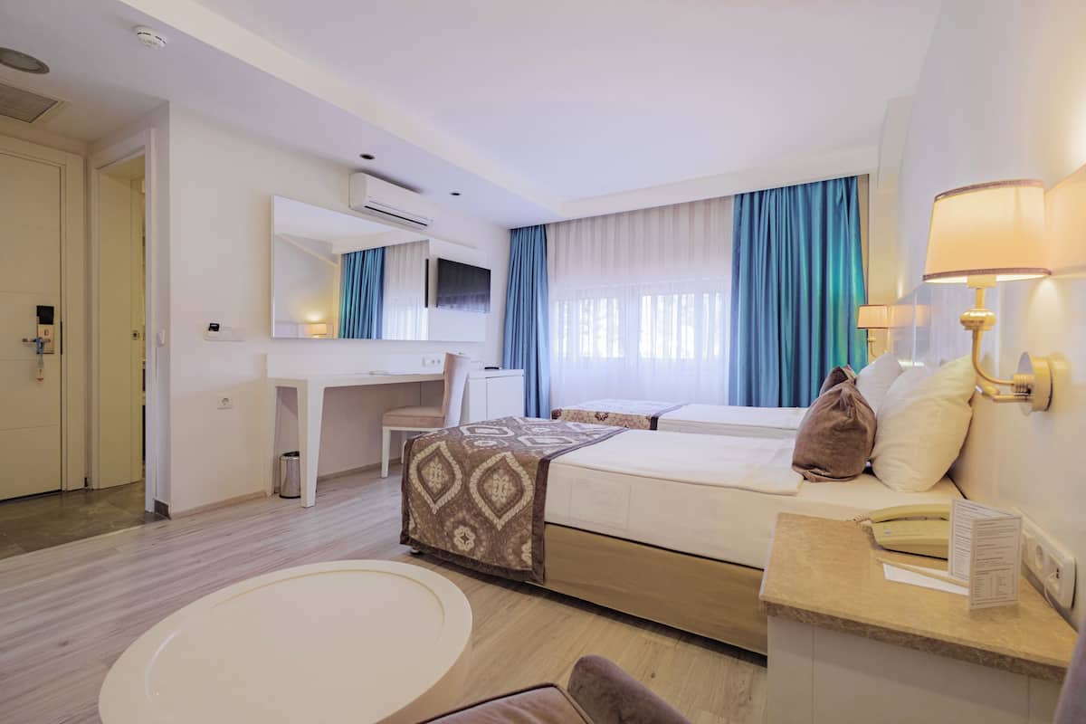 Economy Room | Premium bedding, free minibar, in-room safe, desk