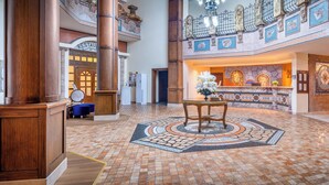 A grand lobby with a central round table, a reception desk, and a staircase leading to upper floors. - Villa Side Hotel (Manavgat)