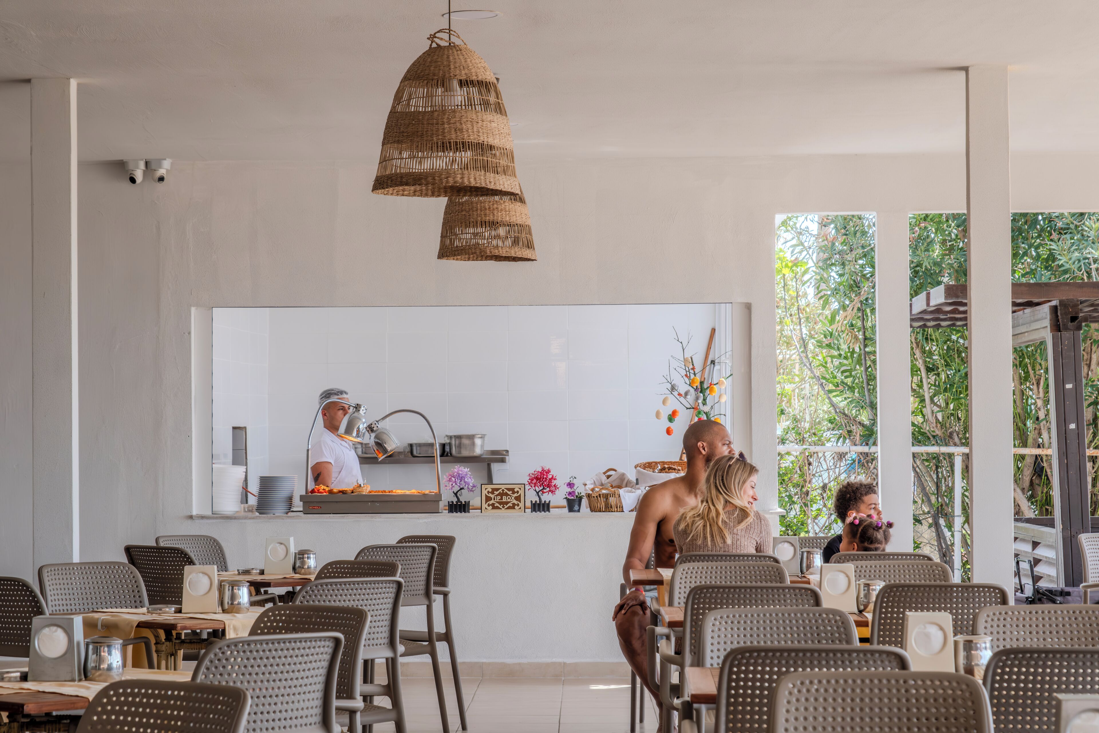 2 restaurants, breakfast, lunch, dinner served; international cuisine