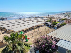 Privatstrand, Liegestühle, Sonnenschirme, Strandtücher