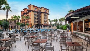 A hotel with outdoor seating, a pool, and a bar. - Villa Side Hotel (Manavgat)