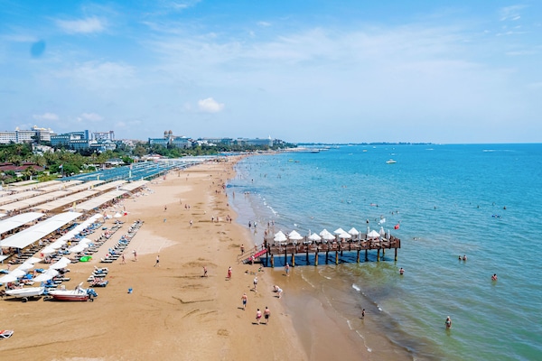 Plage privée, chaises longues, parasols, serviettes de plage