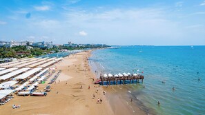 Playa privada, tumbonas, sombrillas y toallas de playa