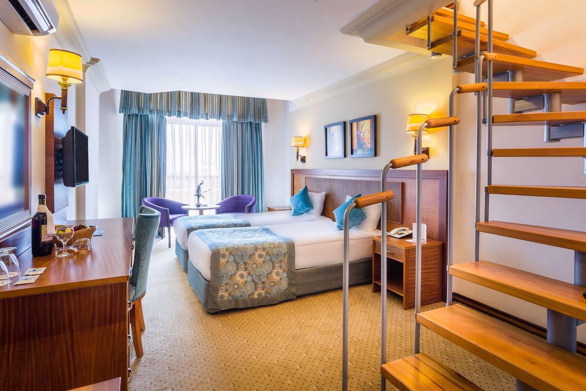 family room | 1 bedroom, premium bedding, free minibar, in-room safe