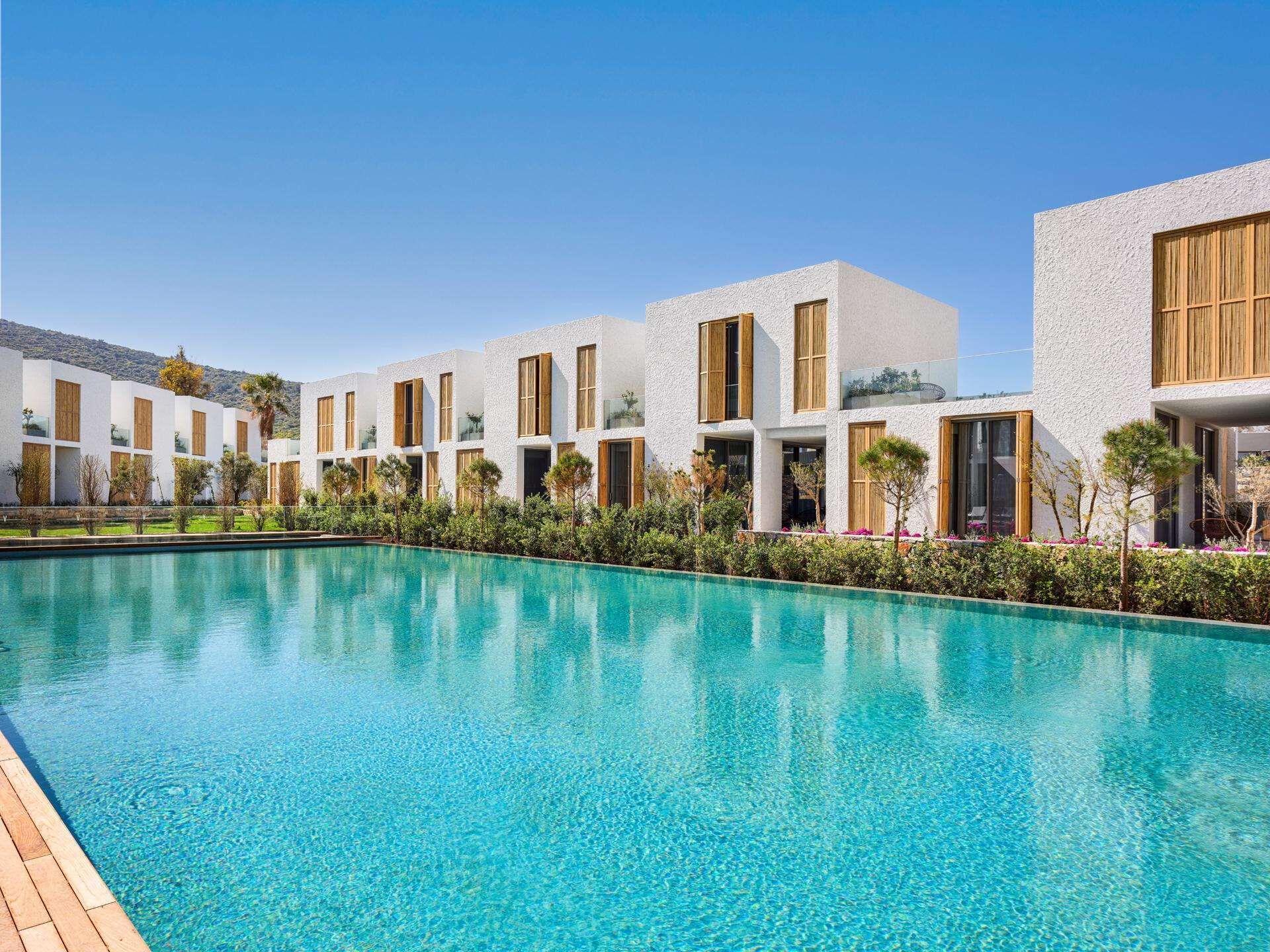 5 utomhuspooler, parasoller och solstolar