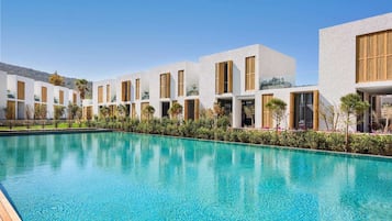 5 utomhuspooler, parasoller och solstolar