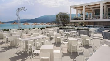 12 barer/lounger, bar vid poolen och strandbar