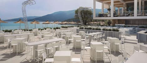 12 barer/lounger, bassengbar og strandbar