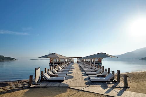 Aan een privéstrand, strandhuisjes (toeslag), ligstoelen, parasols