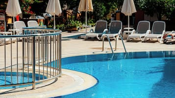 Piscine extérieure, parasols de plage, chaises longues