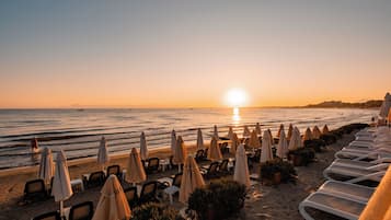 Privat strand, solstolar och parasoller