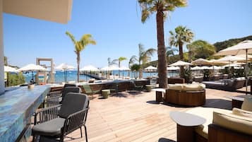 3 restaurants, breakfast, lunch, dinner served; seafood