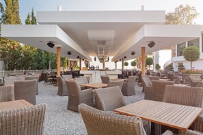 3 restoran; melayani sarapan, makan siang, dan makan malam
