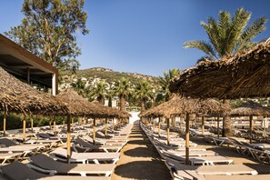 Privatstrand, Liegestühle, Sonnenschirme, Strandtücher